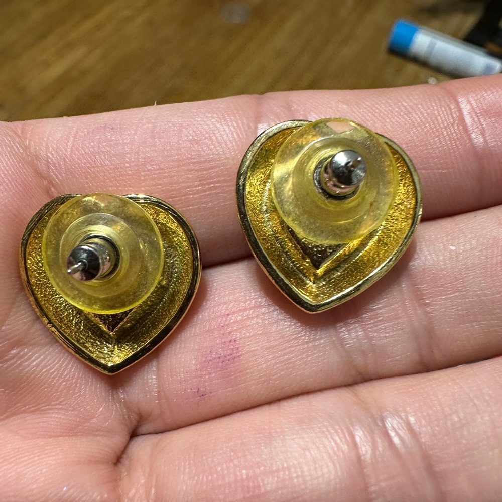 Vintage Gold Tone Red Rhinestone Heart Earrings - Picture 3 of 3